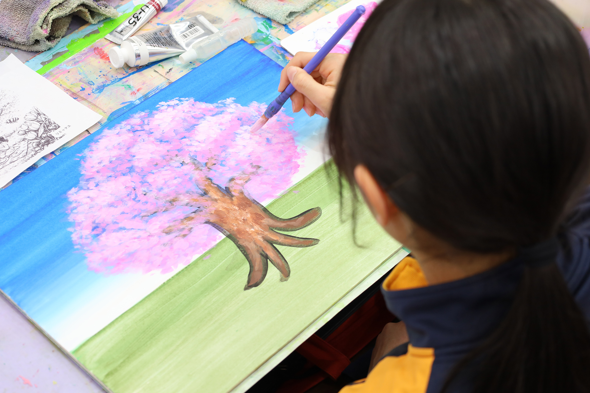 春に向かって桜を描いています　絵画子どもクラス イメージ画像 